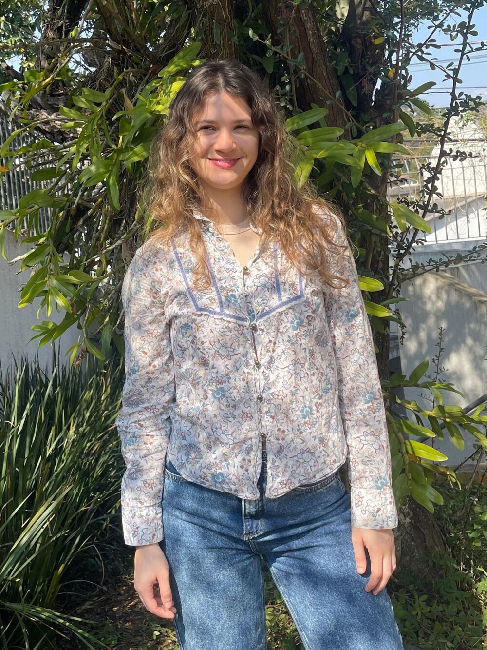Raffaella Perracini, psicóloga, sorrindo em um jardim